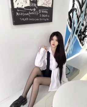 白村衣性感诱惑画画班艺术系甜美小姐姐