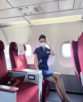经常飞武汉深航一身材极好黑丝空乘最近失恋了